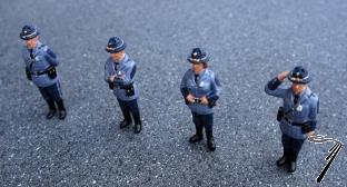 Divers . Lot de 4 figurines agents de contravention 1/43