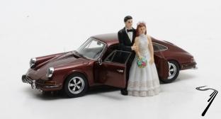 Porsche . Troutman & Barnes 4 portes marron mtallis dition mariage avec figurines maris 1/43