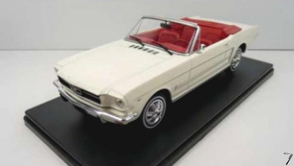 Ford . convertible crme - sans bote vitrine 1/24