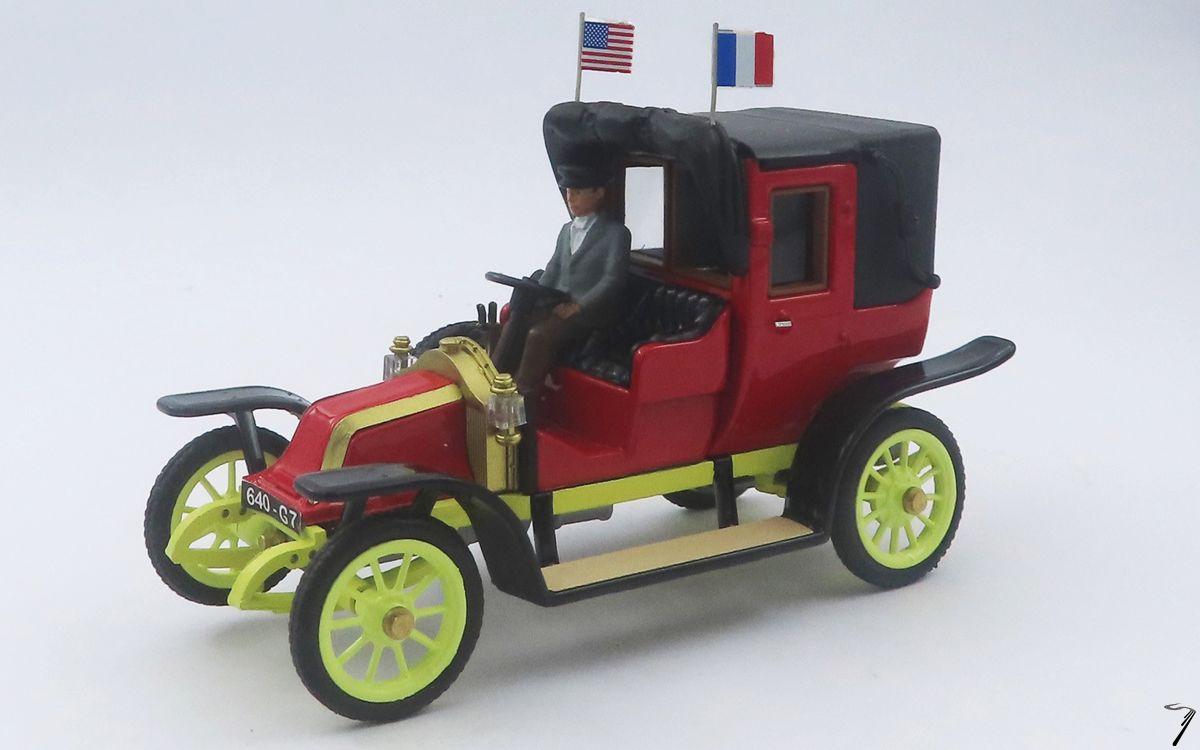 Renault . 1 Taxi de la Marne - avec conducteur et drapeau 1/43